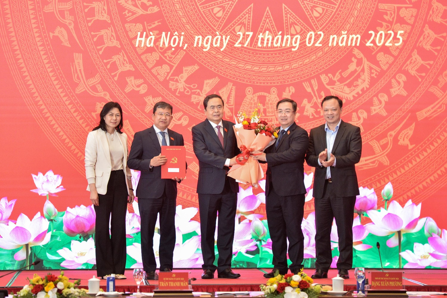 Chủ tịch Quốc hội Trần Thanh Mẫn trao Quyết định cho Đảng bộ các cơ quan tham mưu, giúp việc Đảng ủy Quốc hội. Ảnh: Hồ Long