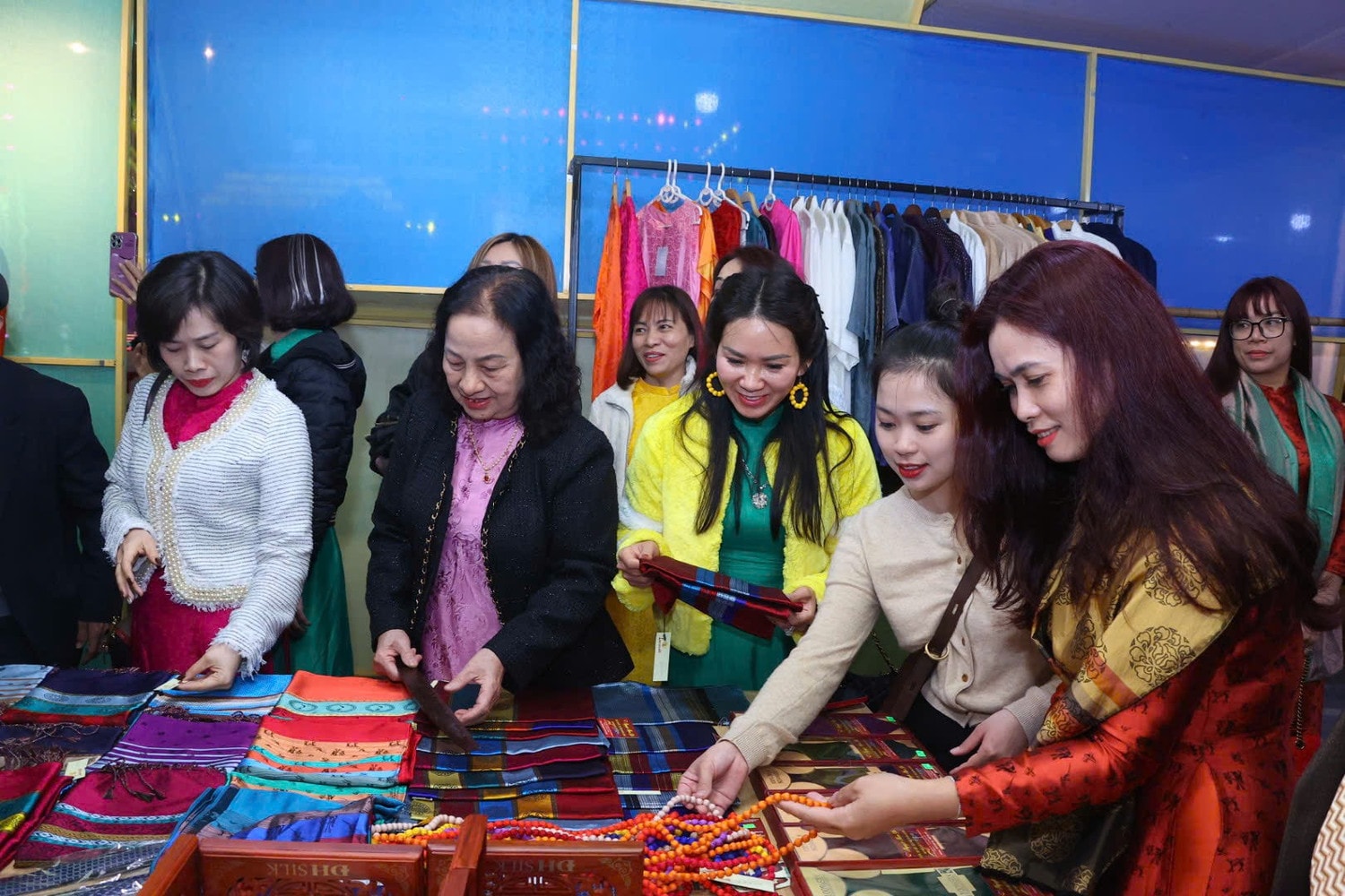 Các sản phẩm lụa tơ tằm của làng nghề dệt lụa Vạn Phúc được đông đảo người tiêu dùng đón nhận. Ảnh: Khánh Duy