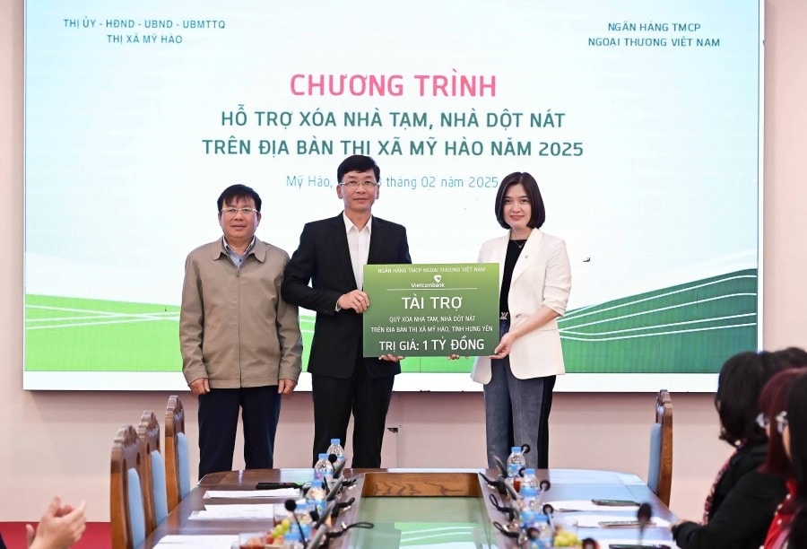 20250223-ndt-vcb-trao-asxh-1-ty-dong-thi-xa-my-hao-anh-2.jpg