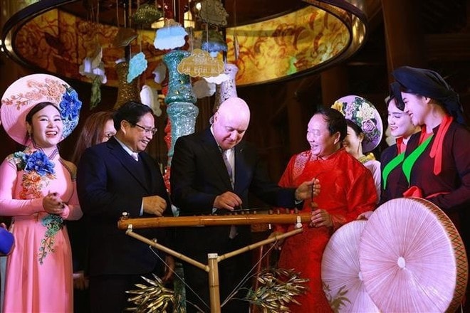 Prime Minister Pham Minh Chinh and his New Zealand counterpart Christopher Luxon enjoy art performances. The New Zealand PM expresses admiration for Vietnam’s rich cultural heritage and educational legacy. (Photo: VNA) Prime Minister Pham Minh Chinh and his New Zealand counterpart Christopher Luxon enjoy art performances. The New Zealand PM expresses admiration for Vietnam’s rich cultural heritage and educational legacy. (Photo: VNA)