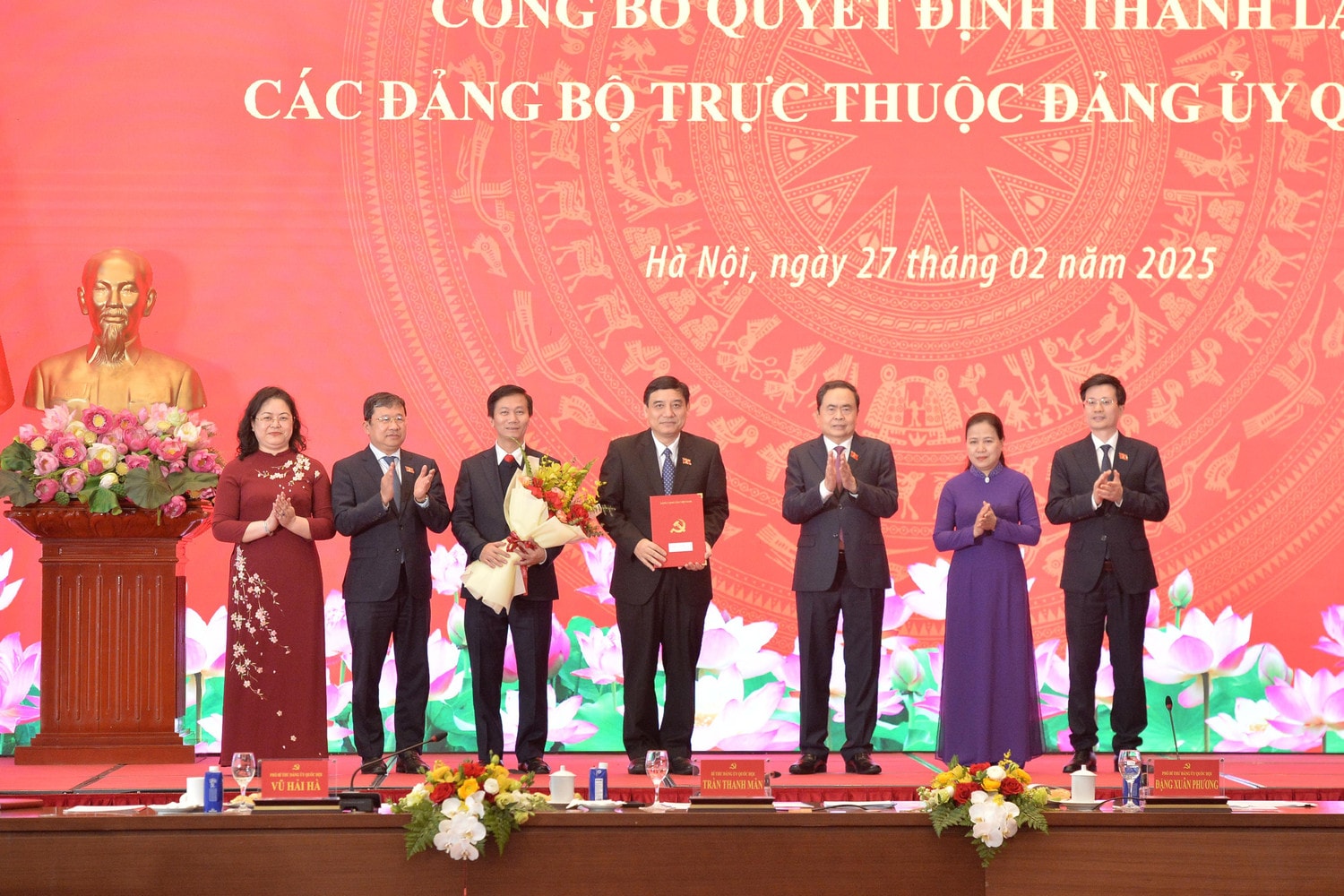 chu-tich-quoc-hoi-trao-quyet-dinh-cho-dang-bo-uy-ban-van-hoa-va-xa-hoi.jpg