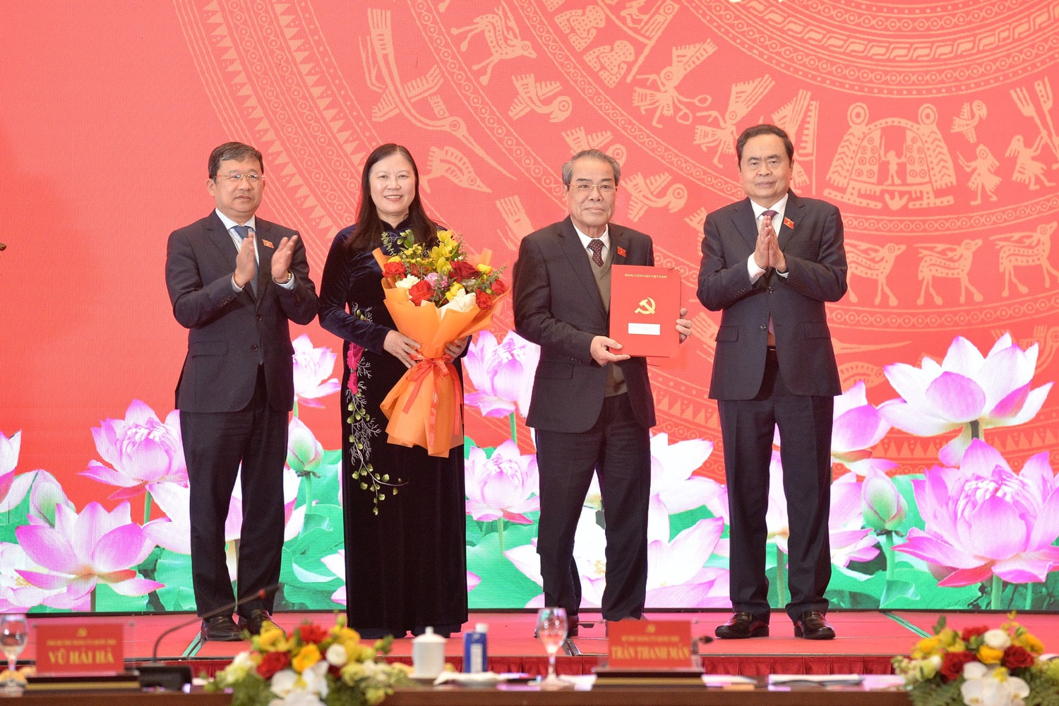 Chủ tịch Quốc hội Trần Thanh Mẫn trao Quyết định cho Đảng bộ Ủy ban Dân nguyện và Giám sát. Ảnh: Hồ Long