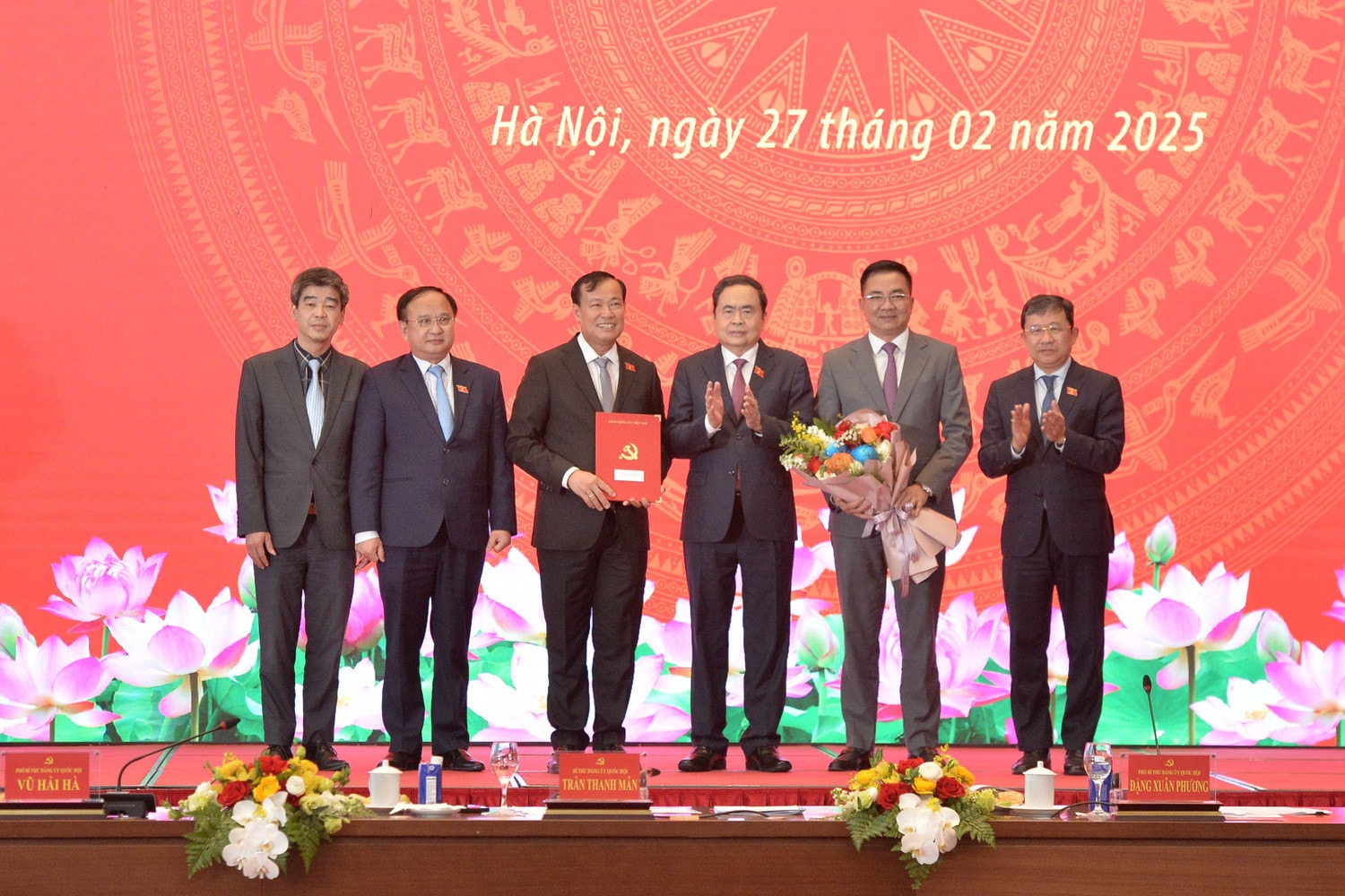 chu-tich-quoc-hoi-trao-quyet-dinh-cho-dang-bo-uy-ban-quoc-phong-an-ninh-va-doi-ngoai.jpg