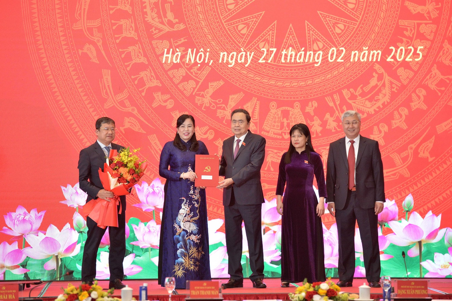 Chủ tịch Quốc Trần Thanh Mẫn hội trao Quyết định cho Đảng bộ Ủy ban Công tác đại biểu. Ảnh: Hồ Long