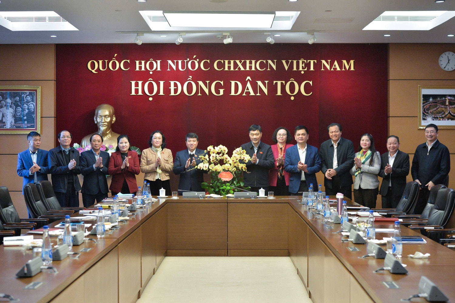 Hội đồng Dân tộc tặng hoa Phó Chủ tịch Quốc hội Vũ Hồng Thanh. Ảnh: Hồ Long