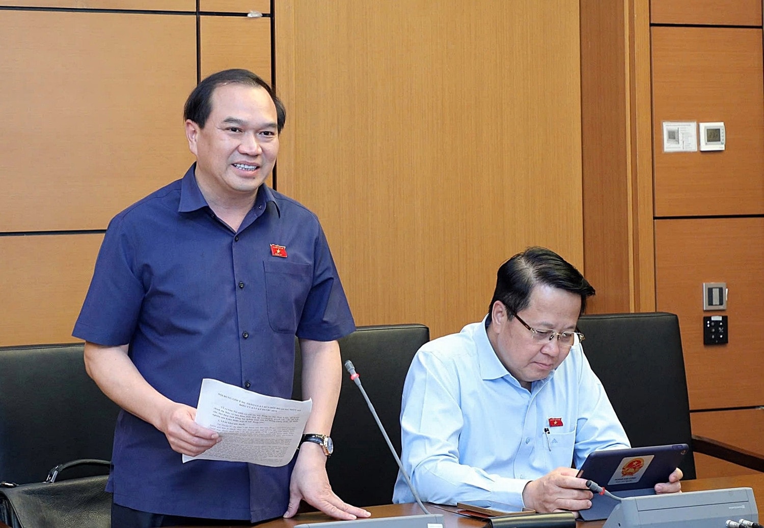 ĐBQH Khoá XV Nguyễn Công Hoàng tham gia thảo luận tại tổ