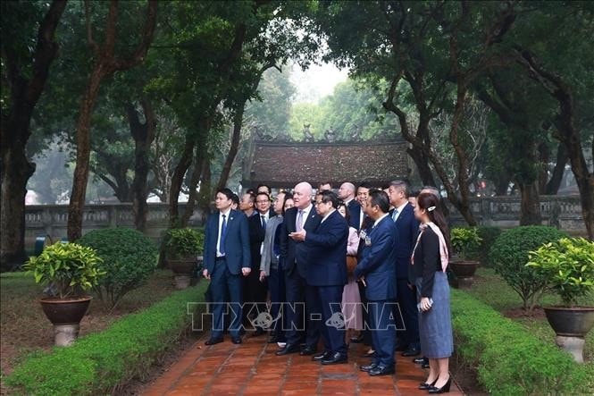 Thủ tướng Phạm Minh Chính và Thủ tướng New Zealand Christopher Luxon thăm Văn Miếu - Quốc Tử Giám (Hà Nội). Ảnh: Dương Giang/TTXVN