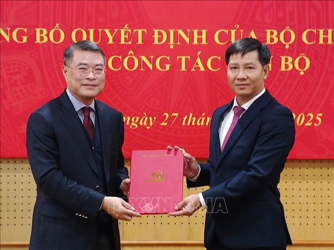 Ủy viên Bộ Chính trị, Bí thư Trung ương Đảng, Trưởng Ban Tổ chức Trung ương Lê Minh Hưng trao Quyết định cho đồng chí Nguyễn Thành Tâm. Ảnh: TTXVN