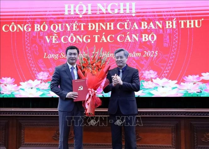 Trao quyết định cho ông Nguyễn Cảnh Toàn giữ chức Phó Bí thư Tỉnh ủy Lạng Sơn, nhiệm kỳ 2020 - 2025.