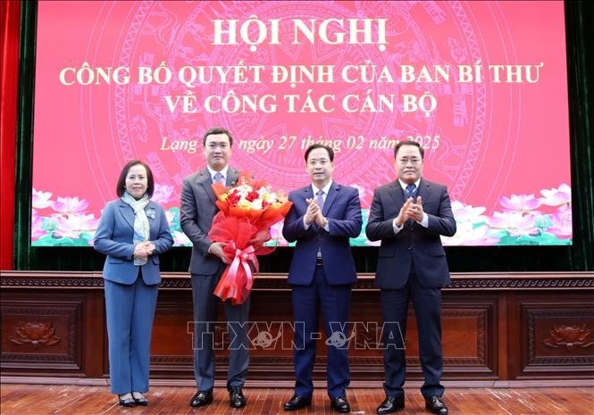 Lãnh đạo tỉnh Lạng Sơn chúc mừng ông Nguyễn Cảnh Toàn.