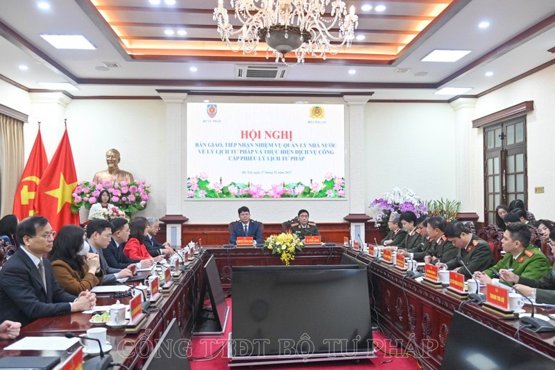 Quang cảnh Hội nghị bàn giao nhiệm vụ quản lý nhà nước về lý lịch tư pháp và thực hiện dịch vụ công cấp Phiếu lý lịch tư pháp từ Bộ Tư pháp sang Bộ Công an