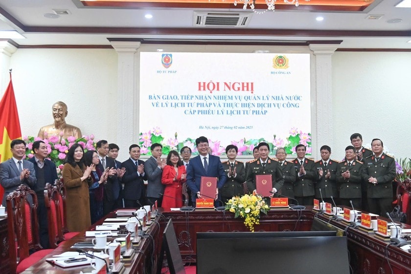 Thứ trưởng Bộ Tư pháp Nguyễn Thanh Tịnh và Thượng tướng Lê Quốc Hùng, Thứ trưởng Bộ Công an ký bàn giao, tiếp nhận nhiệm vụ quản lý nhà nước về lý lịch tư pháp. Ảnh: H. An