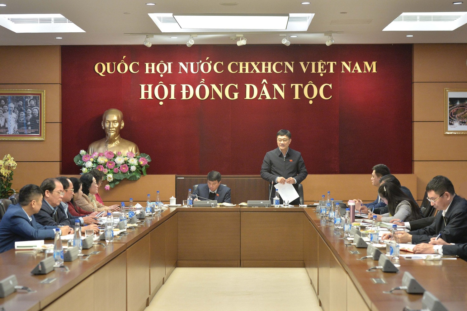 Toàn cảnh buổi làm việc. Ảnh: Hồ Long