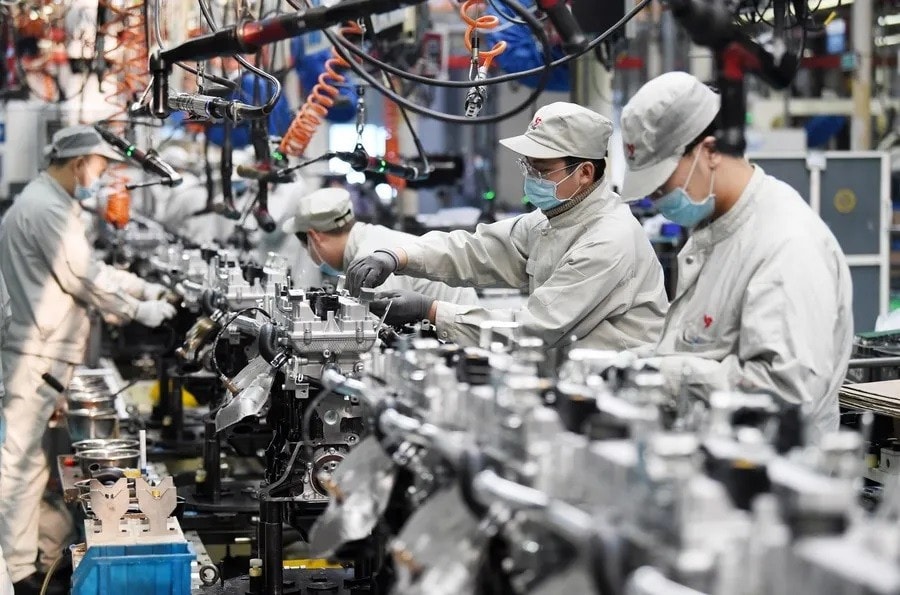 Công nhân làm việc bên trong một nhà máy ở Trung Quốc. Nguồn: Xinhua