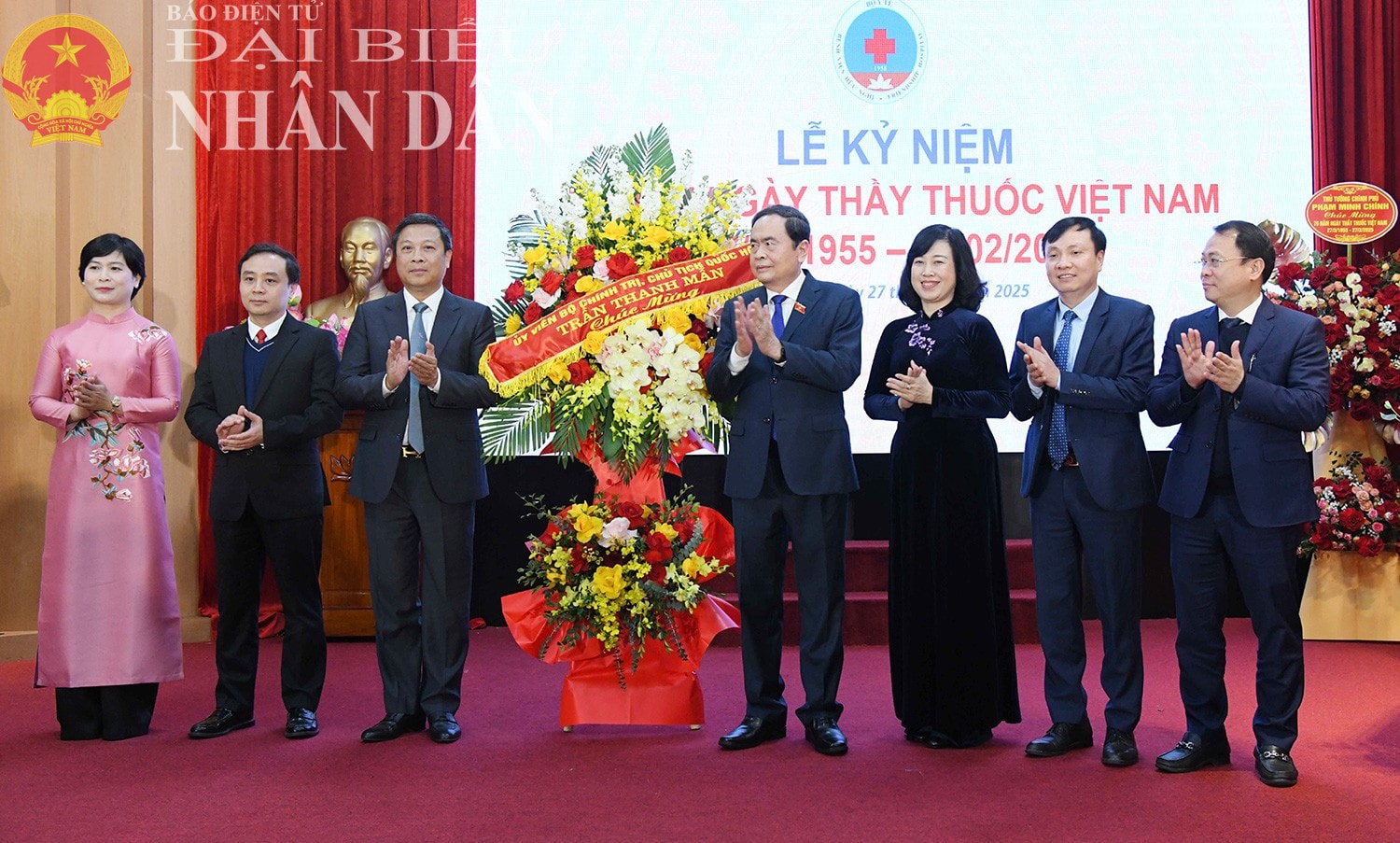 Chủ tịch Quốc hội Trần Thanh Mẫn tặng hoa cho tập thể lãnh đạo Bệnh viện Hữu Nghị. Ảnh: Lâm Hiển