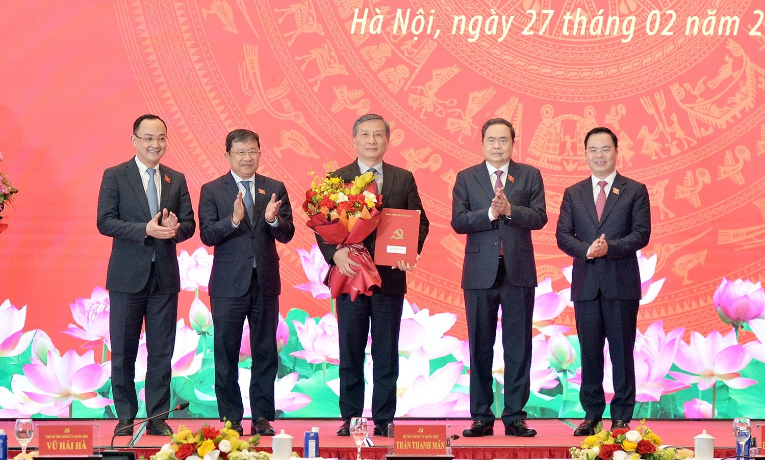 Chủ tịch Quốc hội Trần Thanh Mẫn trao Quyết định cho Đảng bộ Ủy ban Khoa học, Công nghệ và Môi trường. Ảnh: Hồ Long