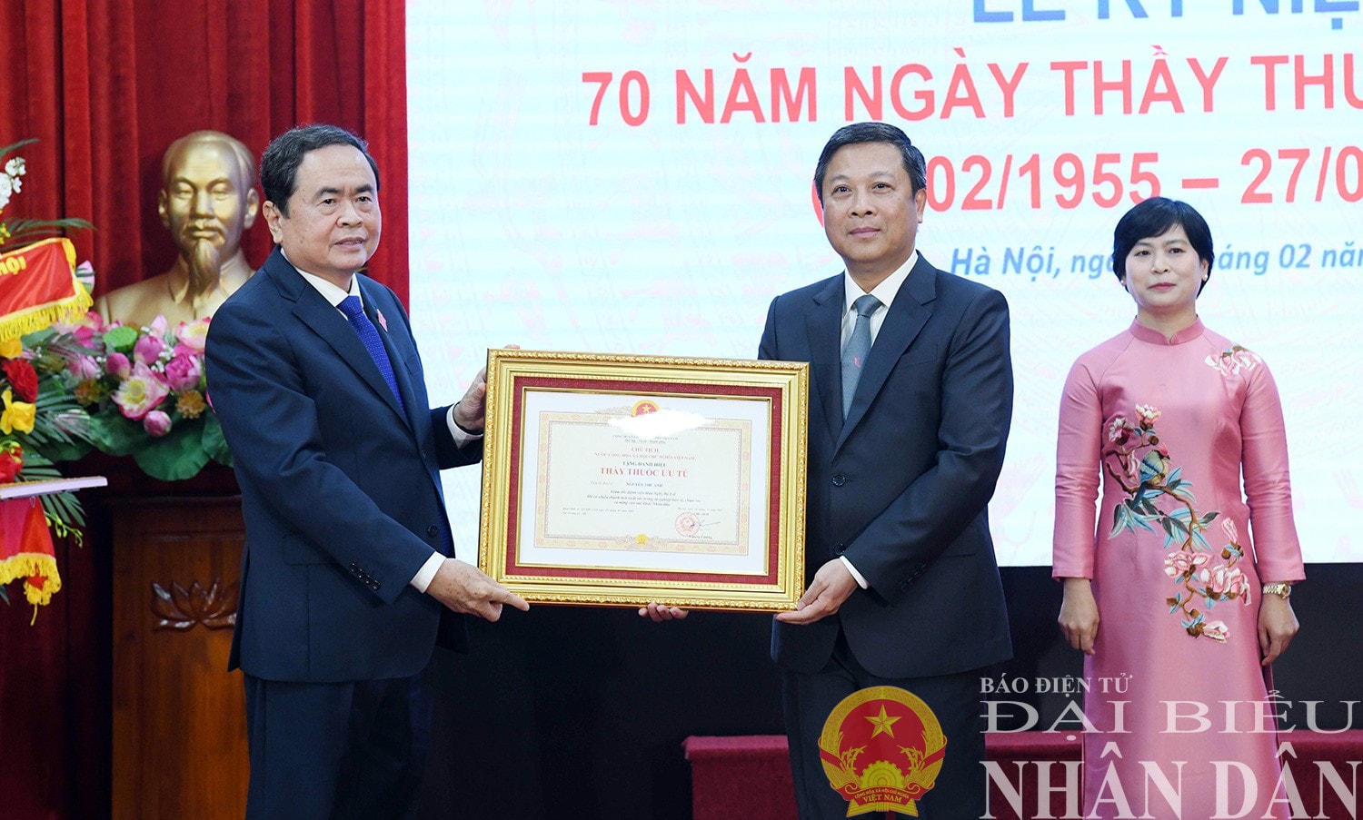 Chủ tịch Quốc hội Trần Thanh Mẫn trao tặng Danh hiệu Thầy thuốc ưu tú cho Giám đốc Bệnh viện Hữu Nghị Nguyễn Thế Anh. Ảnh: Lâm Hiển