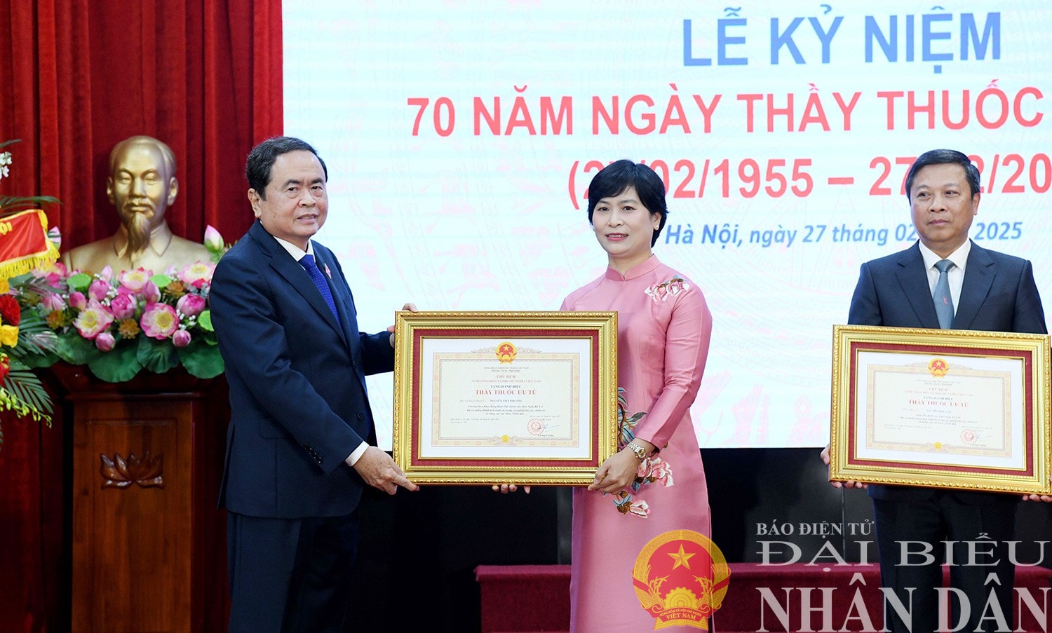 Chủ tịch Quốc hội Trần Thanh Mẫn trao tặng Danh hiệu Thầy thuốc ưu tú cho Trưởng khoa Răng Hàm Mặt, Bệnh viện Hữu Nghị, Bác sĩ Chuyên khoa II Nguyễn Việt Phương. Ảnh: Lâm Hiển