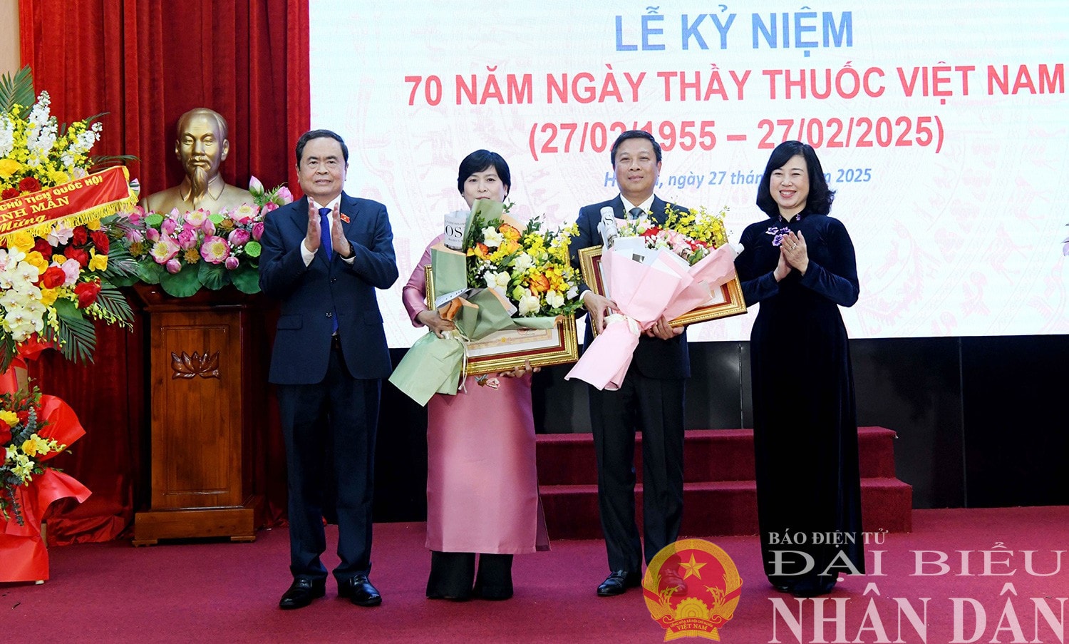 Chủ tịch Quốc hội Trần Thanh Mẫn tặng hoa chúc mừng các cá nhân được trao tặng danh hiệu Thầy thuốc ưu tú. Ảnh: Lâm Hiển