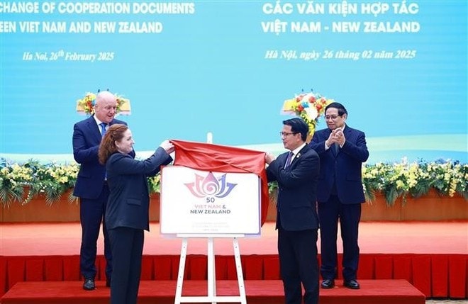 Prime Minister Pham Minh Chinh and New Zealand Prime Minister Christopher Luxon witness the unveiling of the official logo marking the 50th anniversary of Vietnam-New Zealand diplomatic relations. (Photo: VNA) Prime Minister Pham Minh Chinh and New Zealand Prime Minister Christopher Luxon witness the unveiling of the official logo marking the 50th anniversary of Vietnam-New Zealand diplomatic relations. (Photo: VNA)