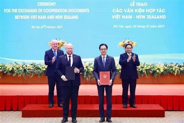 PM Pham Minh Chinh and New Zealand PM Christopher Luxon witness the exchange of cooperation documents between the two countries. (Photo: VNA) PM Pham Minh Chinh and New Zealand PM Christopher Luxon witness the exchange of cooperation documents between the two countries. (Photo: VNA)