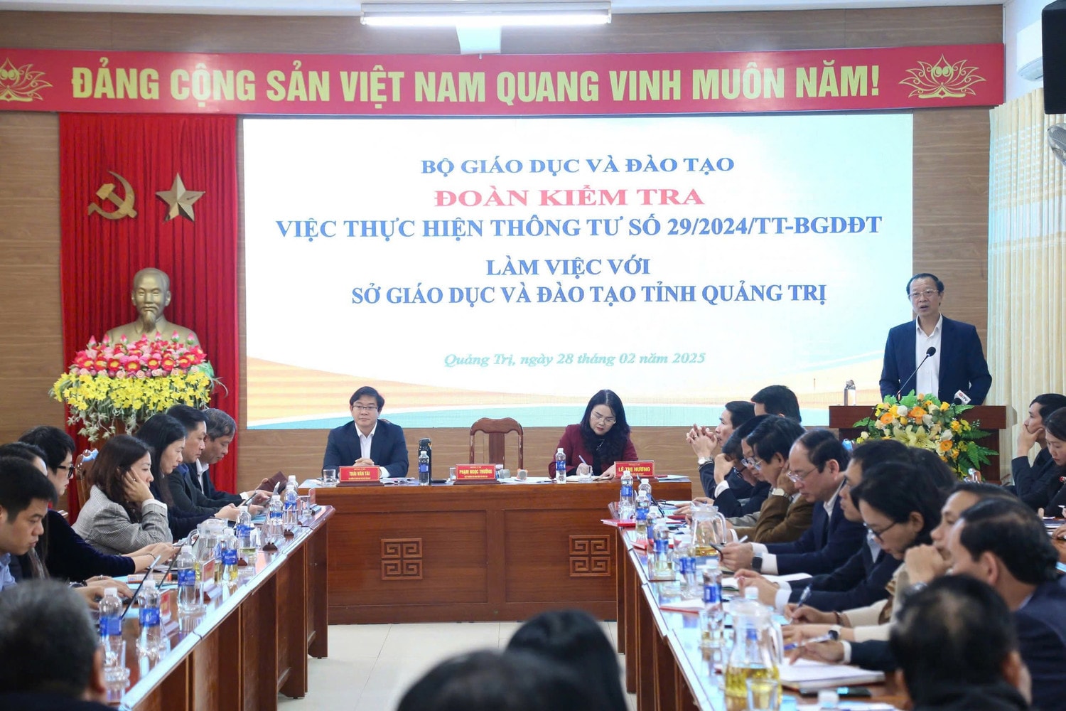 quang-canh-buoi-lam-viec-cua-doan-kiem-tra-cua-bo-gddt-voi-so-gddt-tinh-quang-tri.jpg