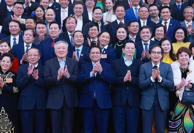Prime Minister Pham Minh Chinh (centre, front row) in a group photo with participating business representatives. (Photo: VNA) z6359550746297-205cd81b24193bcafb541da5bfdd4674.jpg