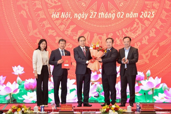 NA Chairman Tran Thanh Man Chairman handed over the decision to establish 11 Party organisations under the NA Party Committee. Photo: Ho Long chu-tich-quoc-hoi-trao-quyet-dinh-cho-dang-bo-cac-co-quan-tham-muu-giup-viec-dang-uy-quoc-hoi.jpg