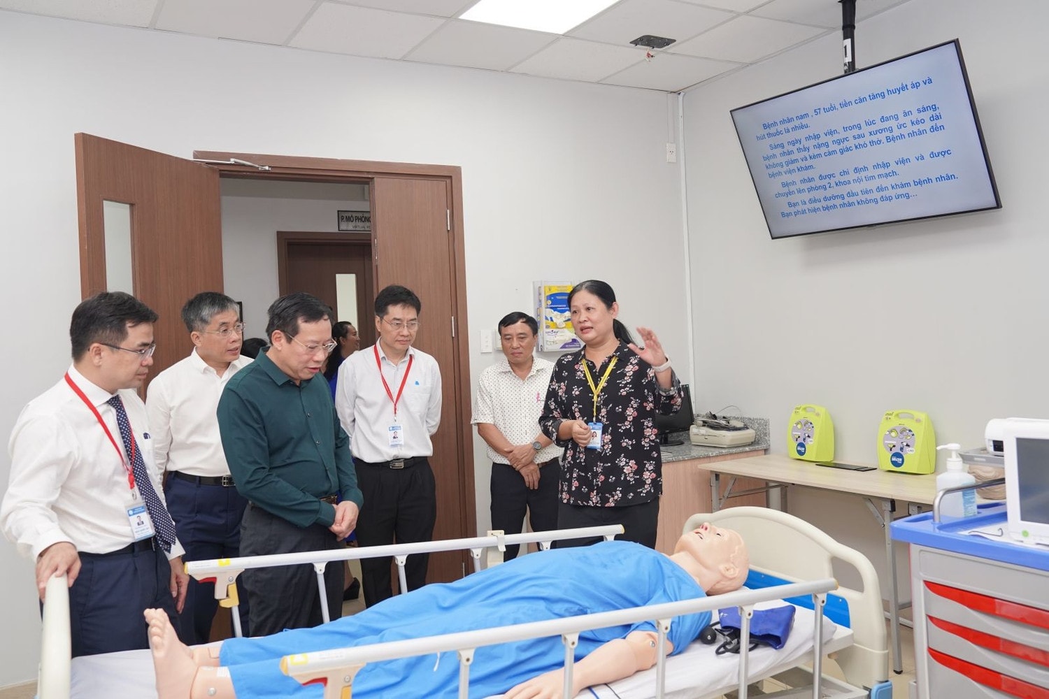 Thứ trưởng Lê Đức Luận tham quan Trung tâm mô phỏng lâm sàng (ATCS). Ảnh: ITN