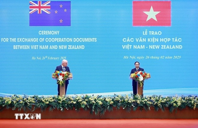 Thủ tướng Phạm Minh Chính và Thủ tướng New Zealand Christopher Luxon tuyên bố nâng cấp quan hệ Việt Nam- New Zealand lên Đối tác Chiến lược toàn diện. Ảnh: Dương Giang/TTXVN