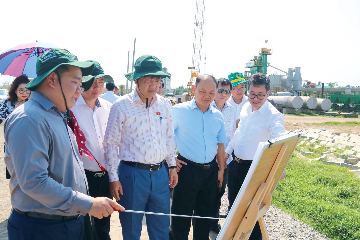 Đoàn công tác Ủy ban Khoa học, Công nghệ và Môi trường cùng lãnh đạo UBND TP. Cần Thơ và sở ngành liên quan khảo sát khu vực Nhà ga Cần Thơ trong dự án đường sắt TP. Hồ Chí Minh - Cần Thơ