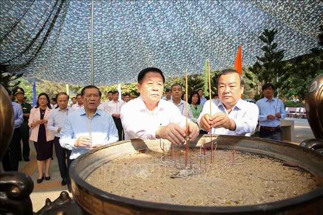 Trưởng Ban Tuyên giáo và Dân vận Trung ương Nguyễn Trọng Nghĩa (trái) và Phó Bí thư Thường trực Tỉnh uỷ, Trưởng đoàn Đại biểu Quốc hội tỉnh Tây Ninh Phạm Hùng Thái dâng hương tại Khu di tích Ban Tuyên huấn Trung ương Cục miền Nam.