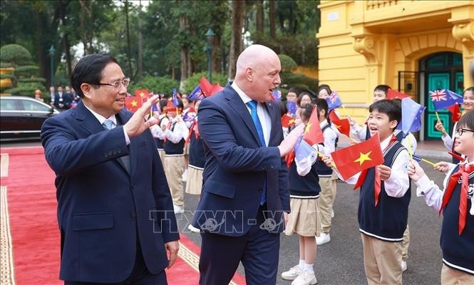 Thủ tướng Phạm Minh Chính và Thủ tướng New Zealand Christopher Luxon với thiếu nhi Thủ đô. Ảnh: Dương Giang/TTXVN