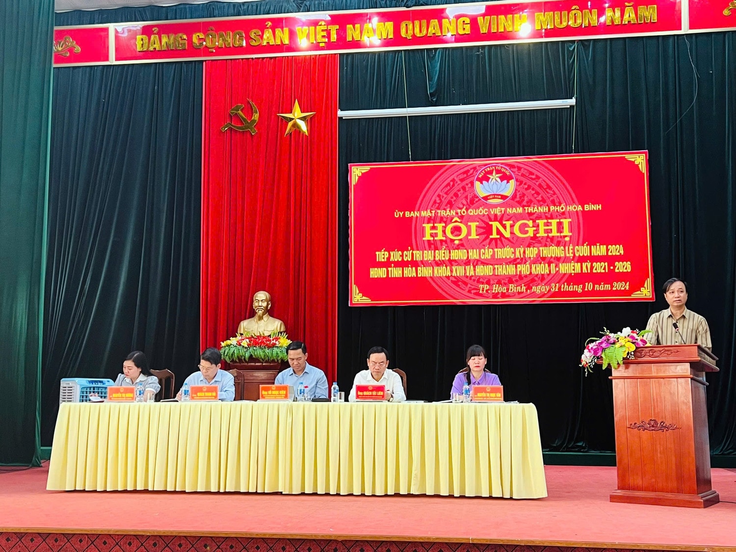 Tổ đại biểu HĐND tỉnh Hòa Bình tiếp xúc cử tri trước kỳ họp thường lệ cuối năm 2024 tại thành phố Hòa Bình. Ảnh: Kim Thanh