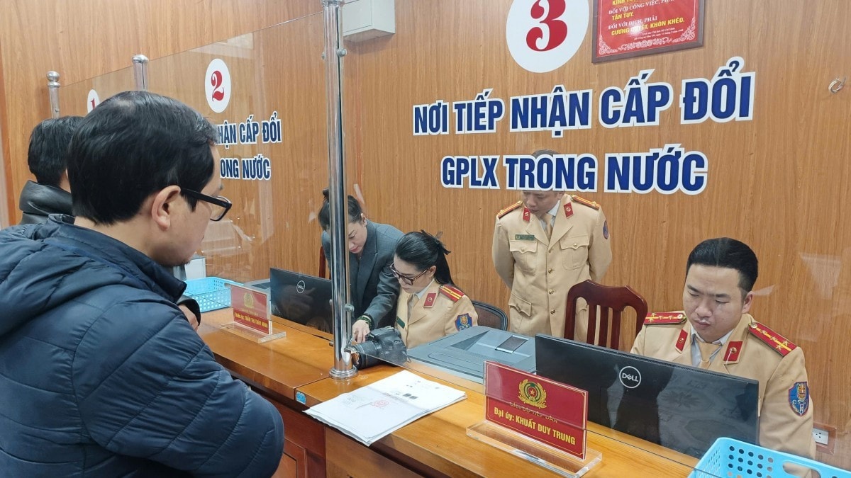 ngay-dau-csgt-cap-doi-giay-phep-lai-xe-quy-trinh-hop-ly-nhanh-chong-khong-tac-nghen-20250301102553.jpg