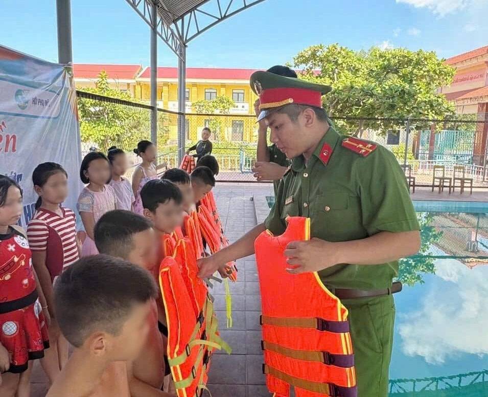 Công an xã Xuân Thủy hướng dẫn học sinh kỹ năng xử lý khi bị đuối nước