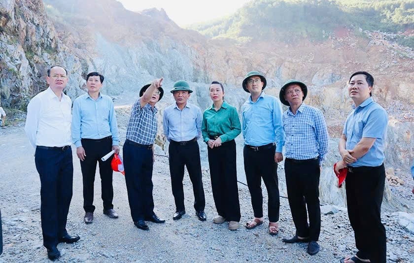 Khảo sát tình hình khai thác tại mỏ đá Cuồng Trăng, xã Kỳ Bắc, huyện Kỳ Anh, cấp cho Công ty CP Xây dựng và Thương mại Kỳ Anh. Ảnh: H.Phong