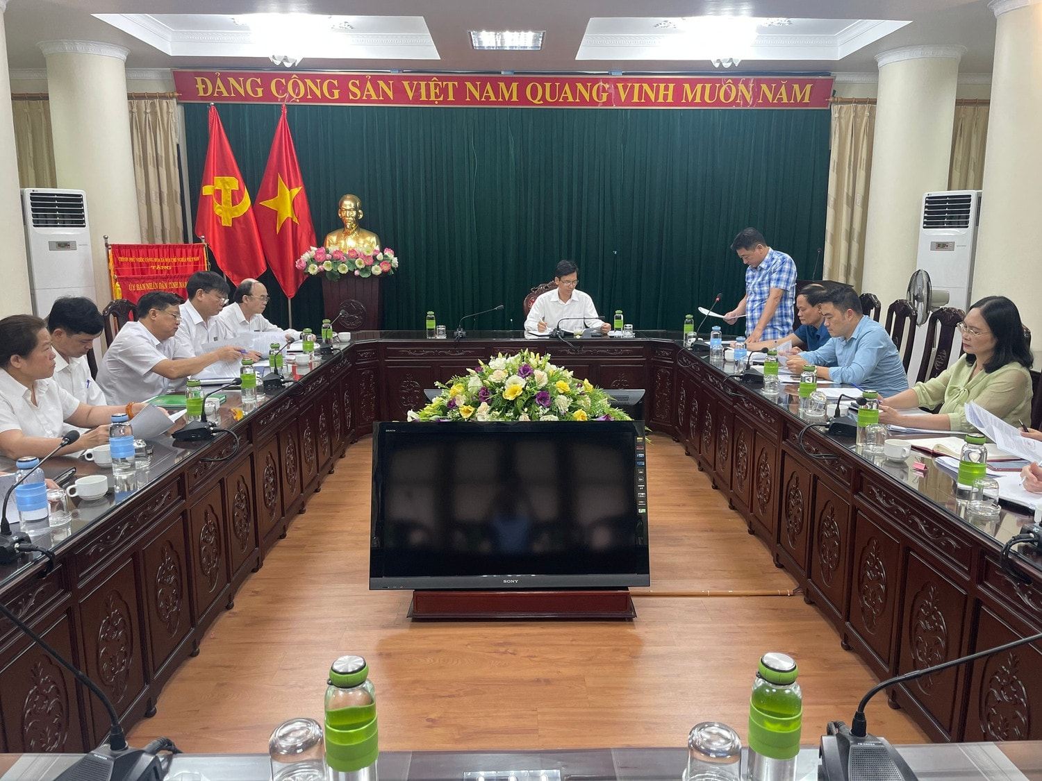 Đoàn giám sát của Ban Pháp chế HĐND tỉnh Nam Định làm việc tại Tòa án nhân dân tỉnh. Ảnh: Thu Phương