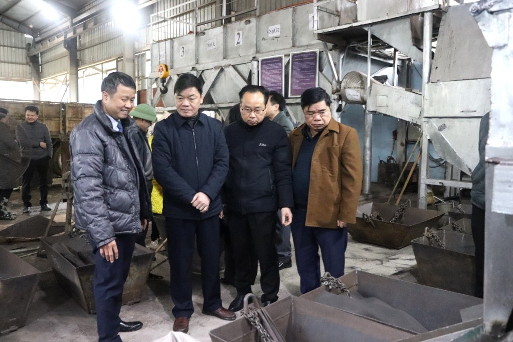 Đoàn khảo sát tại Công ty Khoáng sản và Luyện kim Cao Bằng. Ảnh: Mai Phương