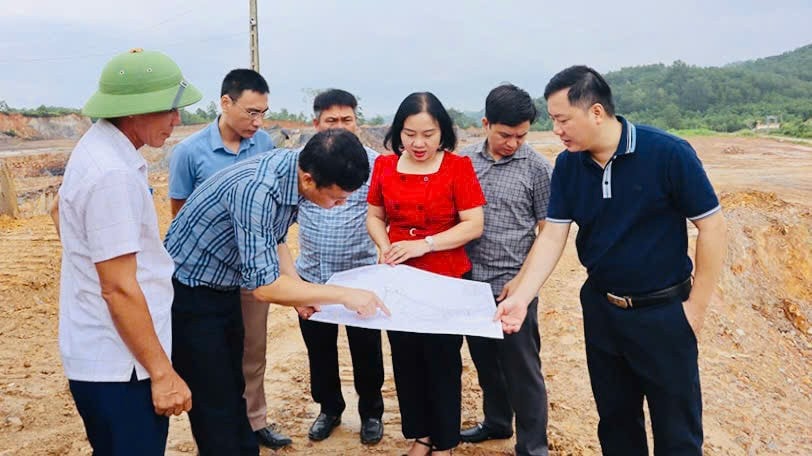 Đoàn giám sát HĐND tỉnh Hà Tĩnh khảo sát thực tế mỏ đất xã Quang Diệm, huyện Hương Sơn. Ảnh: H. Phong