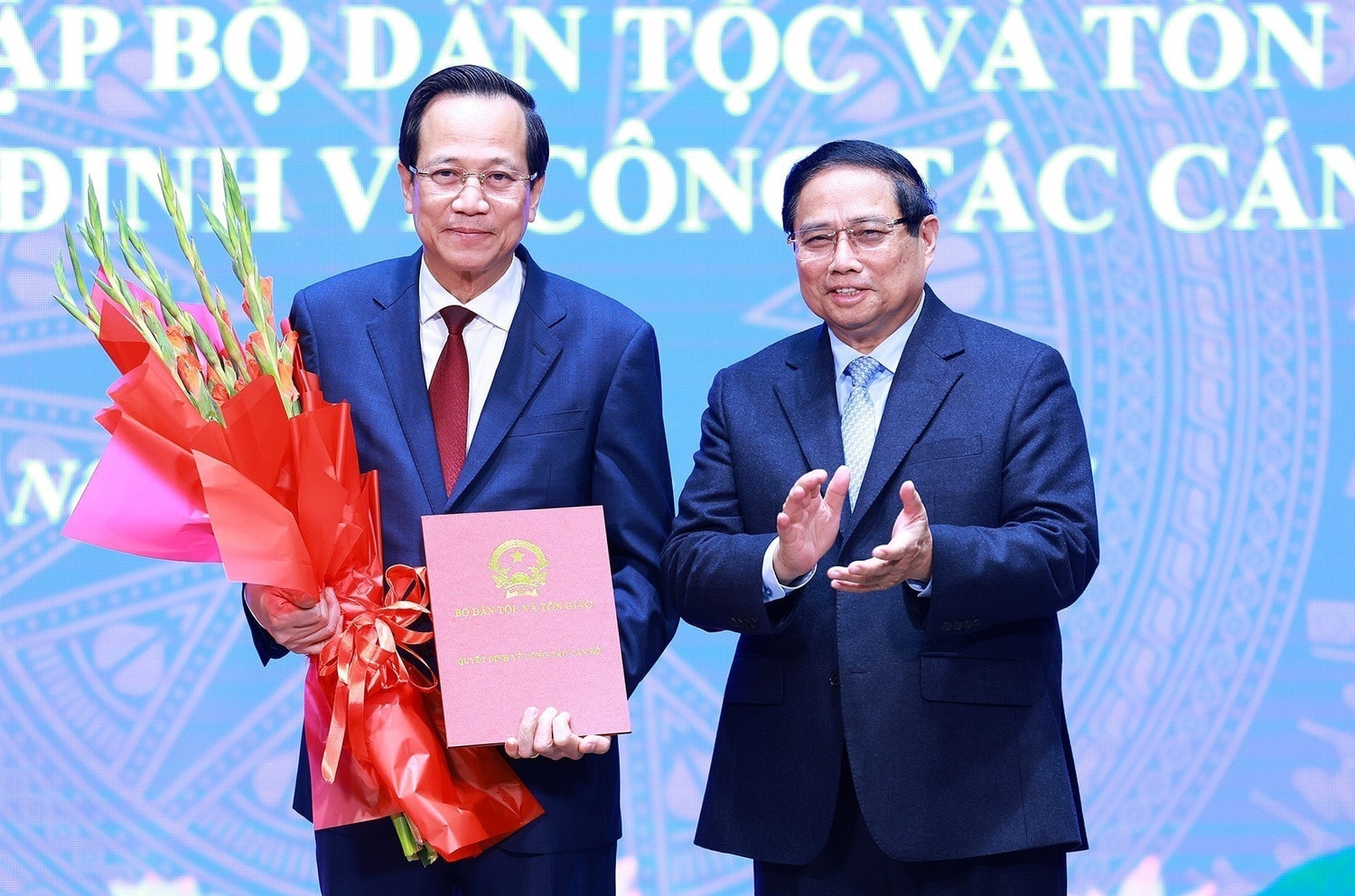Thủ tướng Phạm Minh Chính trao Quyết định bổ nhiệm Bộ trưởng Bộ Dân tộc và Tôn giáo đối với đồng chí Đào Ngọc Dung. Ảnh: Dương Giang/TTXVN