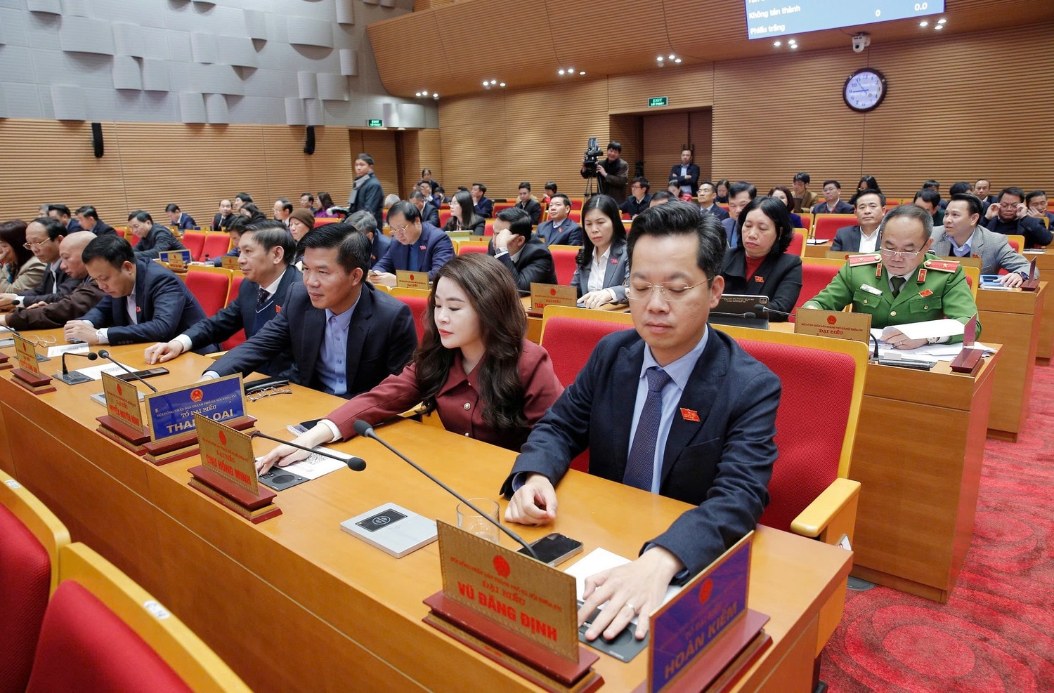 Đại biểu HĐND thành phố bấm nút thông qua Nghị quyết bổ sung về phát triển kinh tế - xã hội năm 2025 với mục tiêu tăng trưởng đạt 8% trở lên tại Kỳ họp thứ 21 HĐND TP Hà Nội. Ảnh: Phi Long
