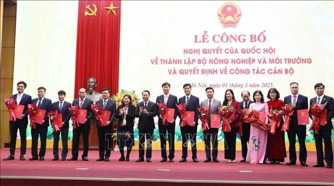 Bộ trưởng Bộ Nông nghiệp và Môi trường Đỗ Đức Duy trao quyết định bổ nhiệm lãnh đạo các đơn vị trực thuộc Bộ.