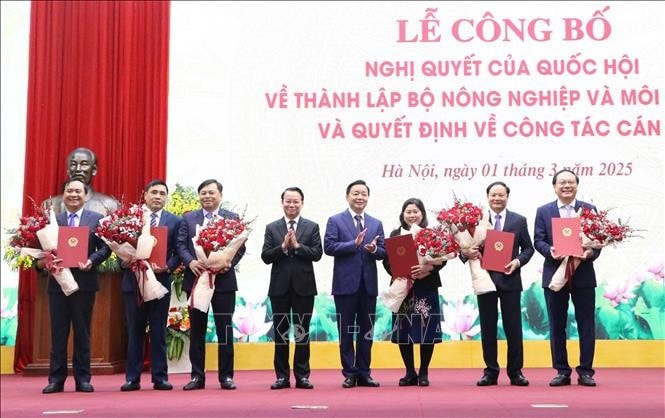 Phó Thủ tướng Chính Phủ Trần Hồng Hà trao quyết định điều động, bổ nhiệm các Thứ trưởng Bộ Nông nghiệp và Môi trường.