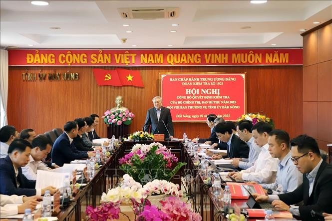 Ủy viên Bộ Chính trị, Phó Thủ tướng Thường trực Nguyễn Hòa Bình phát biểu tại buổi công bố Quyết định kiểm tra của Bộ Chính trị, Ban Bí thư đối với Ban Thường vụ Tỉnh ủy Đắk Nông. Ảnh: TTXVN