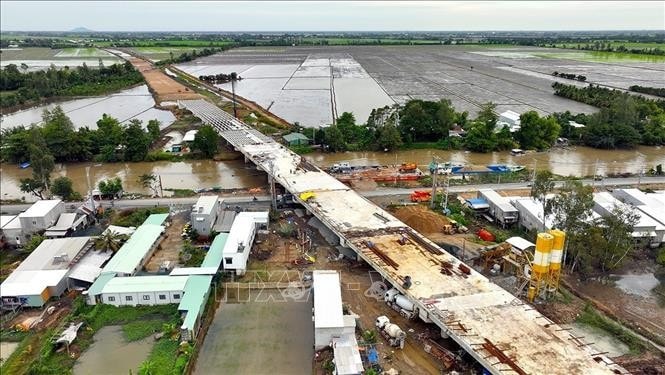 Đoạn cầu vượt thuộc dự án đường cao tốc Châu Đốc - Cần Thơ - Sóc Trăng giao Quốc lộ 941, xã Vĩnh Bình, huyện Châu Thành, tỉnh An Giang đang được khẩn trương thi công. Ảnh: Vũ Sinh/TTXVN