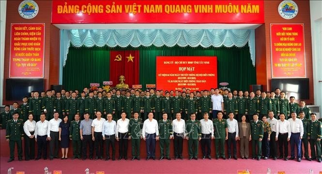 Ủy viên Bộ Chính trị, Bí thư Trung ương Đảng, Trưởng ban Tuyên giáo và Dân vận Trung ương Nguyễn Trọng Nghĩa chụp ảnh cùng cán bộ, chiến sĩ Bộ Chỉ huy Bộ đội Biên phòng tỉnh Tây Ninh.