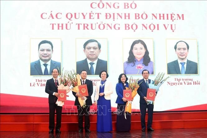 Bộ trưởng Phạm Thị Thanh Trà trao quyết định và tặng hoa chúc mừng các Thứ trưởng mới được điều động, bổ nhiệm. Ảnh: TTXVN