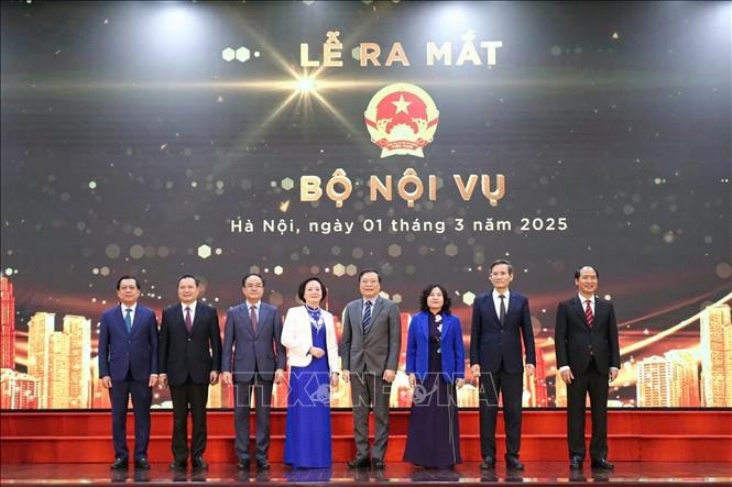 Bộ trưởng Phạm Thị Thanh Trà cùng các Thứ trưởng Bộ Nội vụ chụp ảnh chung. Ảnh: TTXVN