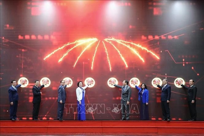 Bộ trưởng Phạm Thị Thanh Trà và 7 Thứ trưởng thực hiện nghi thức ra mắt Bộ Nội vụ. Ảnh: TTXVN